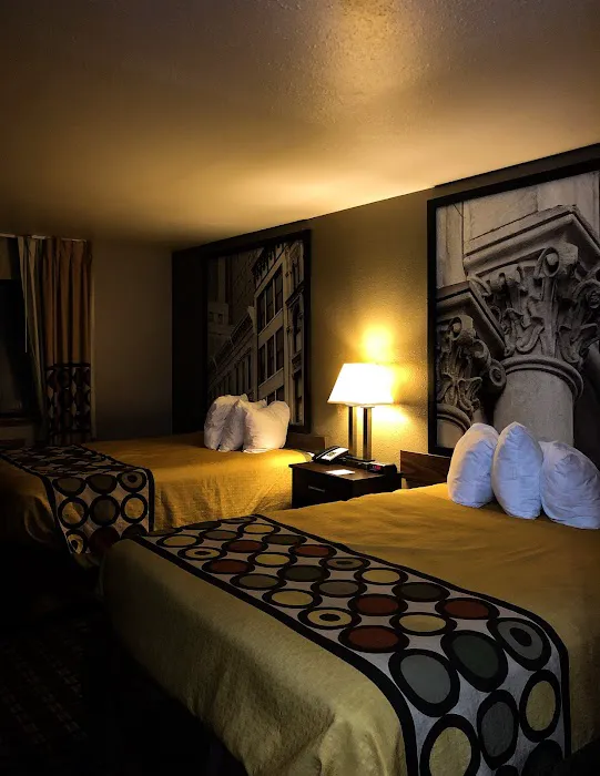 Super 8 by Wyndham Louisville Airport 5