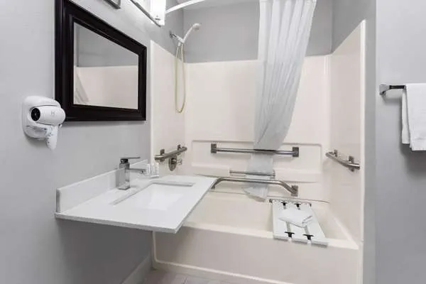 Days Inn & Suites by Wyndham Sellersburg 4