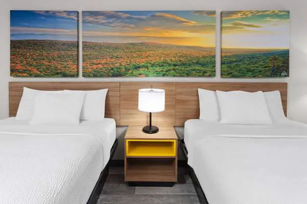 Days Inn & Suites by Wyndham Sellersburg 4