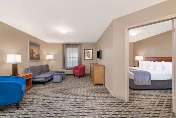 Days Inn & Suites by Wyndham Sellersburg 4