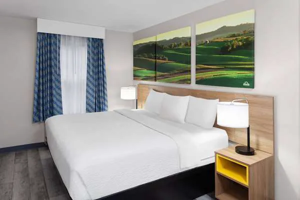 Days Inn & Suites by Wyndham Sellersburg 4