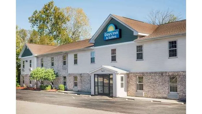 Days Inn & Suites by Wyndham Sellersburg 4