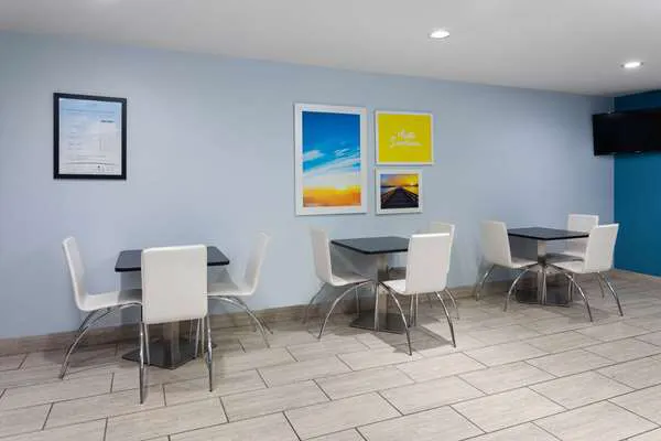 Days Inn & Suites by Wyndham Sellersburg 4