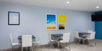 Days Inn & Suites by Wyndham Sellersburg