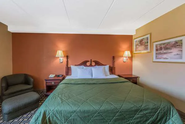 Days Inn by Wyndham Hurstbourne 4