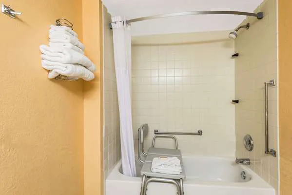 Days Inn by Wyndham Hurstbourne 4