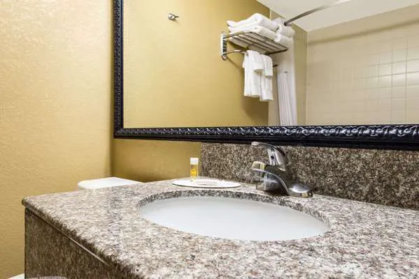 Days Inn by Wyndham Hurstbourne 4