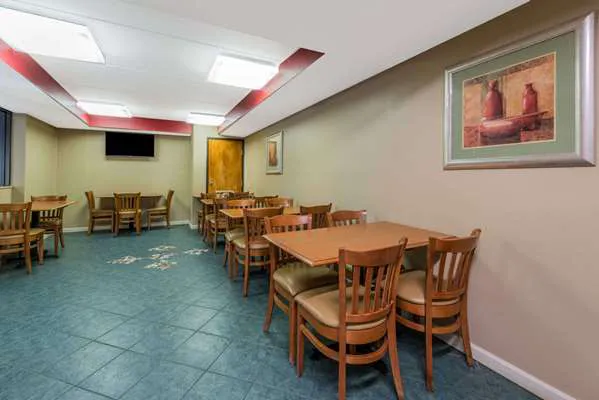 Days Inn by Wyndham Hurstbourne 4