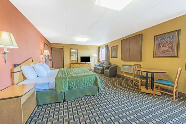 Days Inn by Wyndham Hurstbourne 4
