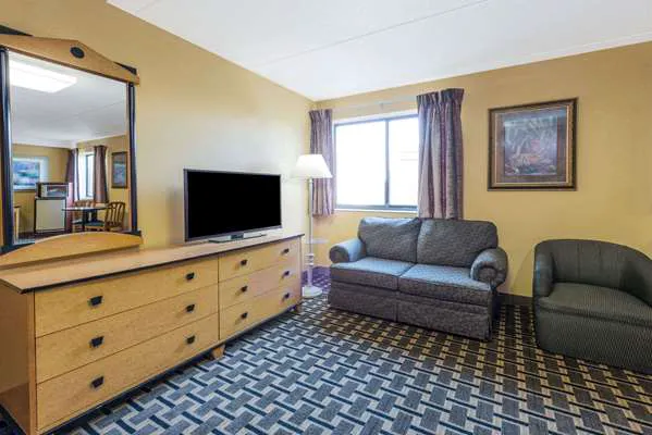 Days Inn by Wyndham Hurstbourne 4