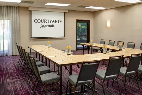 Courtyard Louisville East 4