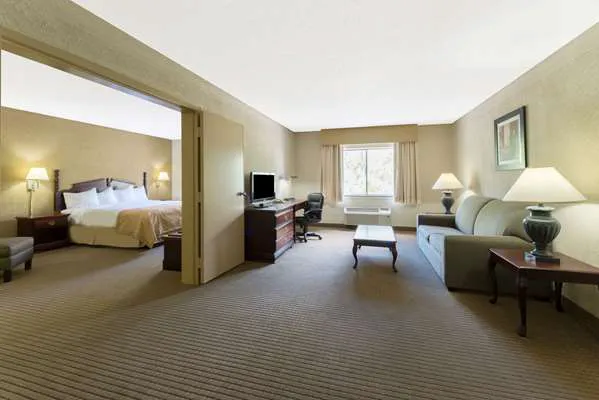 Ramada Plaza by Wyndham Louisville Hotel & Conference Center 4