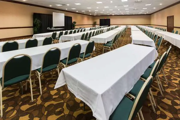 Ramada Plaza by Wyndham Louisville Hotel & Conference Center 4
