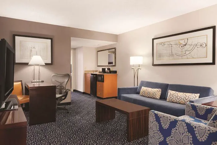 Embassy Suites by Hilton Louisville East 4