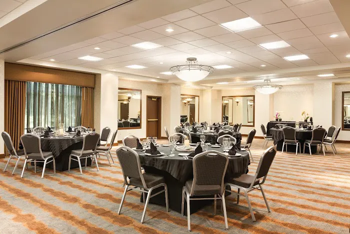 Embassy Suites by Hilton Louisville East 4