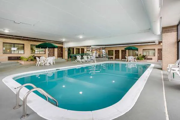 Clarion Pointe Louisville East 4