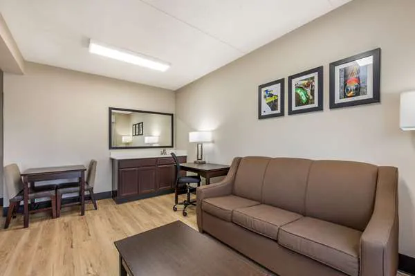 Clarion Pointe Louisville East 4