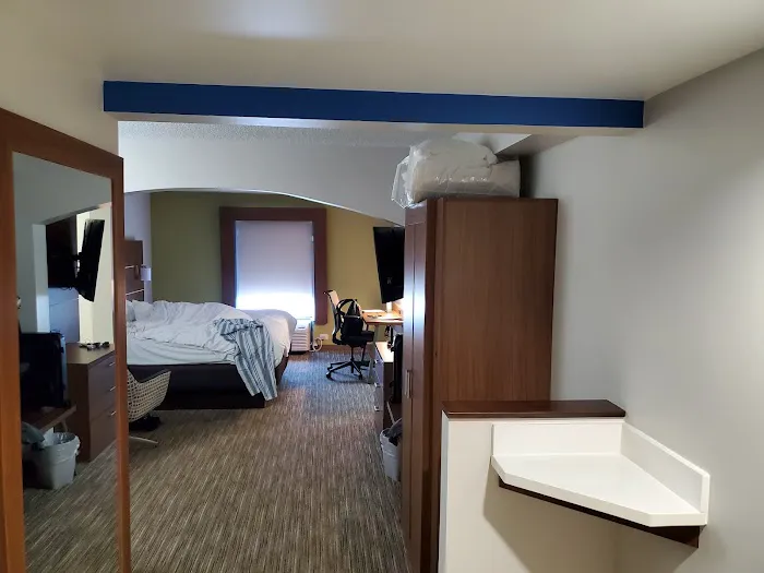 Holiday Inn Express & Suites Louisville East 4