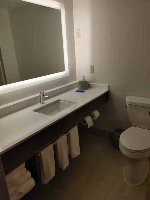 Holiday Inn Express & Suites Louisville East 4
