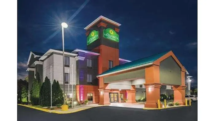 La Quinta Inn & Suites by Wyndham Louisville East 4