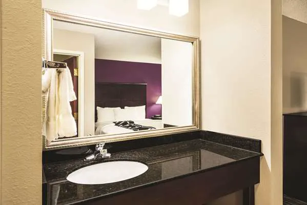 La Quinta Inn & Suites by Wyndham Louisville East 4