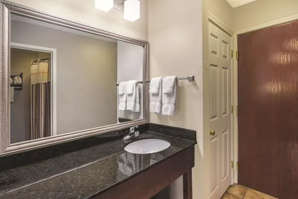 La Quinta Inn & Suites by Wyndham Louisville East 4