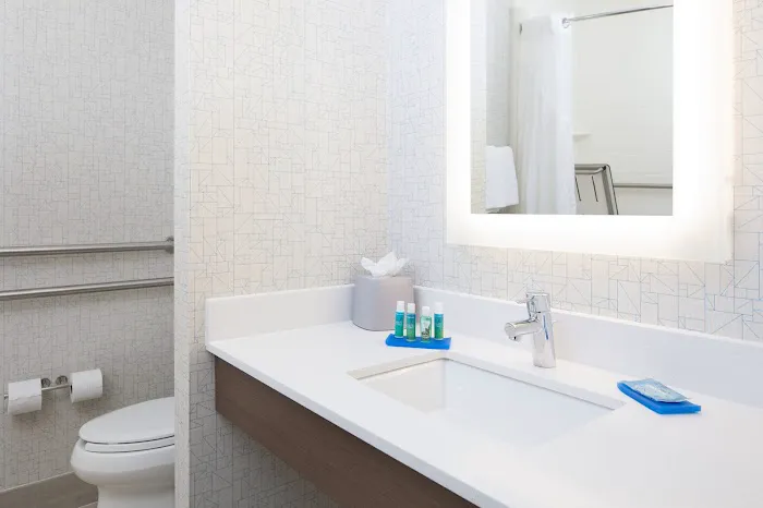 Holiday Inn Express Louisville Northeast by IHG 4