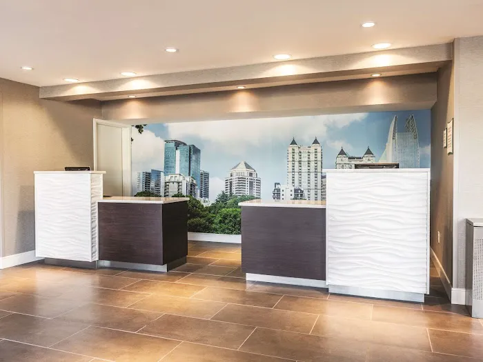 La Quinta Inn & Suites by Wyndham Atlanta Midtown - Buckhead 5