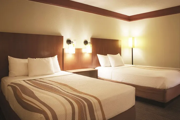 La Quinta Inn & Suites by Wyndham Atlanta Ballpark/Galleria 5