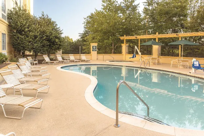 La Quinta Inn & Suites by Wyndham Atlanta Ballpark/Galleria 5