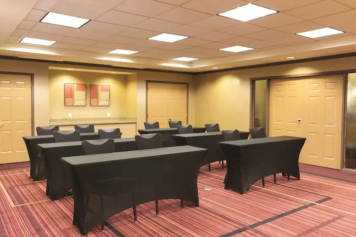 La Quinta Inn & Suites by Wyndham Atlanta Ballpark/Galleria 5