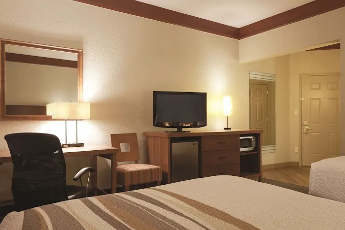 La Quinta Inn & Suites by Wyndham Atlanta Ballpark/Galleria 5