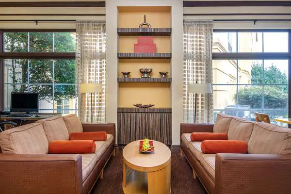 La Quinta Inn & Suites by Wyndham Atlanta Ballpark/Galleria 5