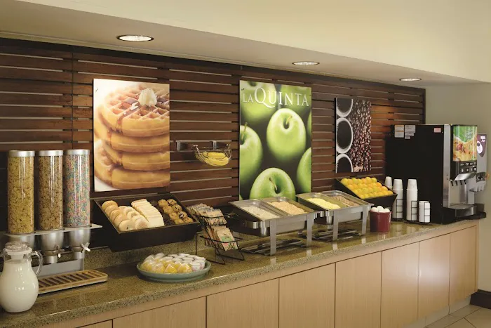 La Quinta Inn & Suites by Wyndham Atlanta Ballpark/Galleria 5