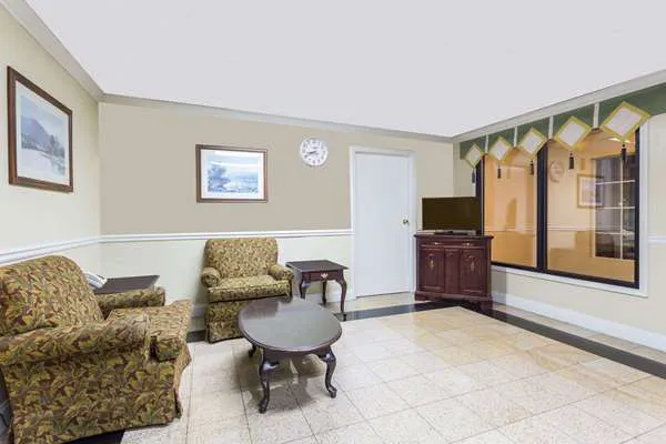 Super 8 by Wyndham Atlanta Northeast GA 4