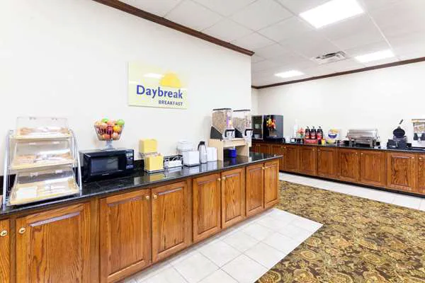 Days Inn & Suites by Wyndham Tucker/Northlake 5