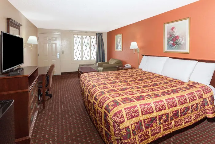 Knights Inn Tucker 4
