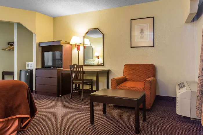 Rodeway Inn 4
