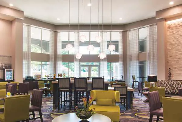 La Quinta Inn & Suites by Wyndham Atlanta Perimeter Medical 5