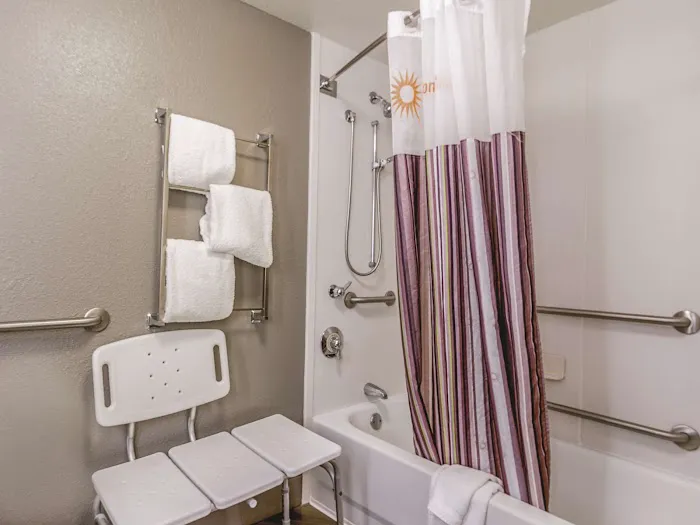 La Quinta Inn & Suites by Wyndham Atlanta Perimeter Medical 5
