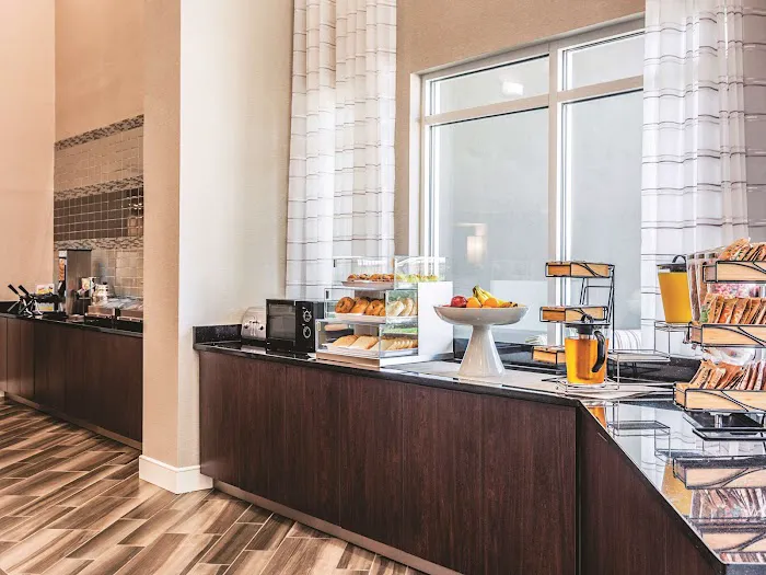 La Quinta Inn & Suites by Wyndham Atlanta Perimeter Medical 5