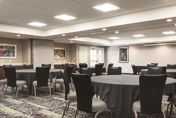 La Quinta Inn & Suites by Wyndham Atlanta Perimeter Medical 5