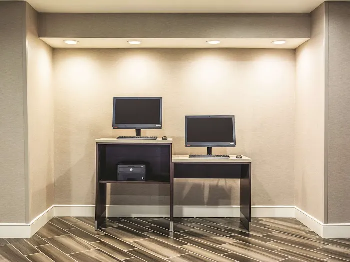 La Quinta Inn & Suites by Wyndham Atlanta Perimeter Medical 5