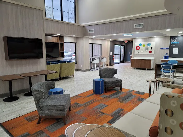 Holiday Inn Express & Suites Atlanta N-Perimeter Mall Area, an IHG Hotel 5