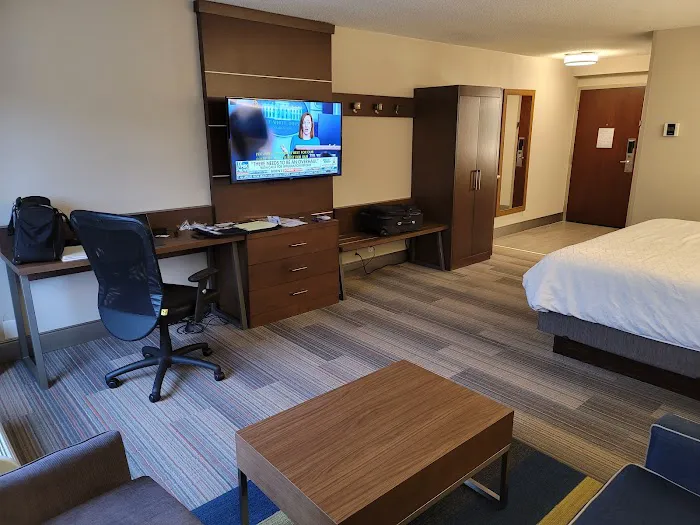 Holiday Inn Express & Suites Atlanta N-Perimeter Mall Area, an IHG Hotel 5