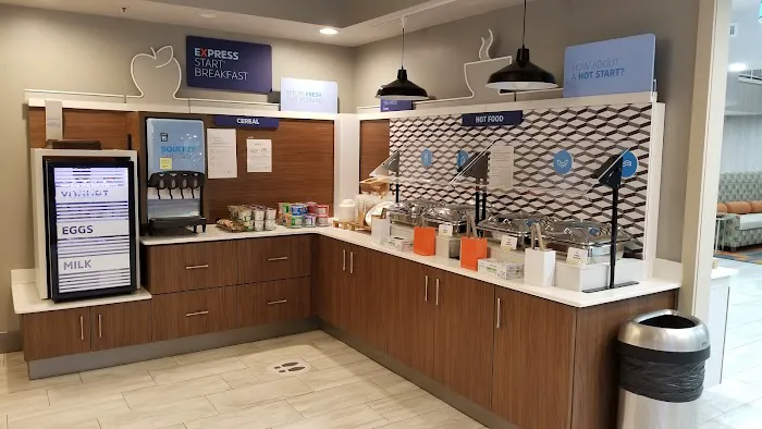 Holiday Inn Express & Suites Atlanta N-Perimeter Mall Area, an IHG Hotel 5