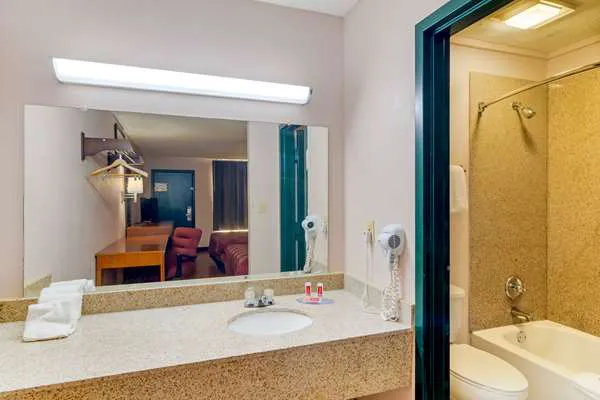 Econo Lodge 4