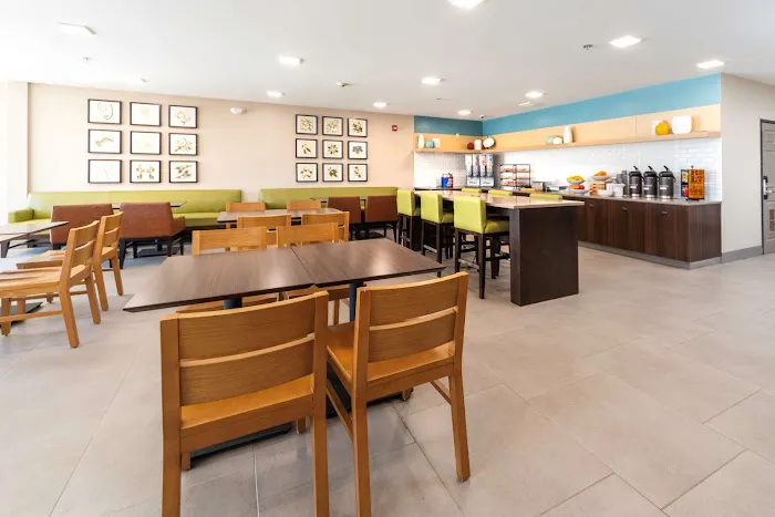 Country Inn & Suites by Radisson, Stone Mountain, GA 4
