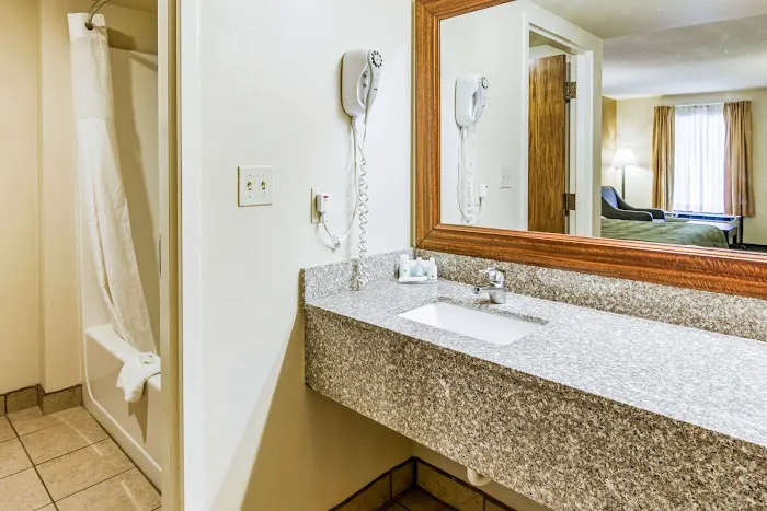 Quality Inn 4