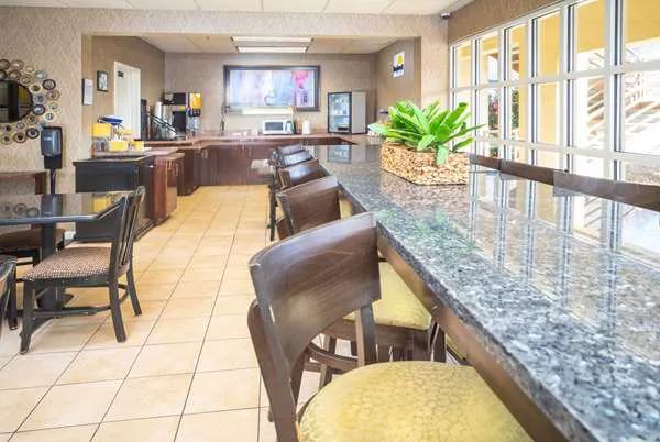 Days Inn by Wyndham Atlanta Stone Mountain 4